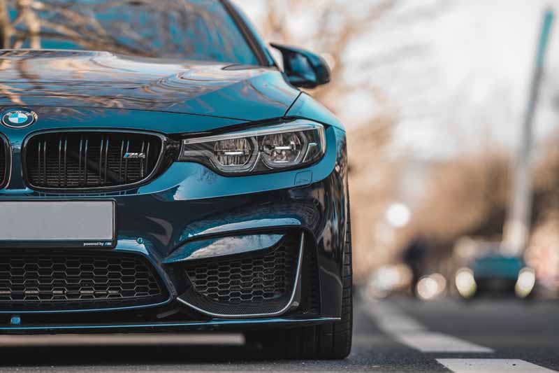 Ikonische Front: BMW M4 Coupé mit großen Lufteinlässen