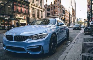 Beliebte und auffällige Farbe am M4 war das helle Yas Marina Blau Beliebte und auffällige Farbe am M4 war das helle Yas Marina Blau