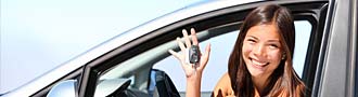 Fröhlich fahren, aber das Geld für Sprit ist knapp - viele Fahreinsteiger mit kleinem Budget kennen das