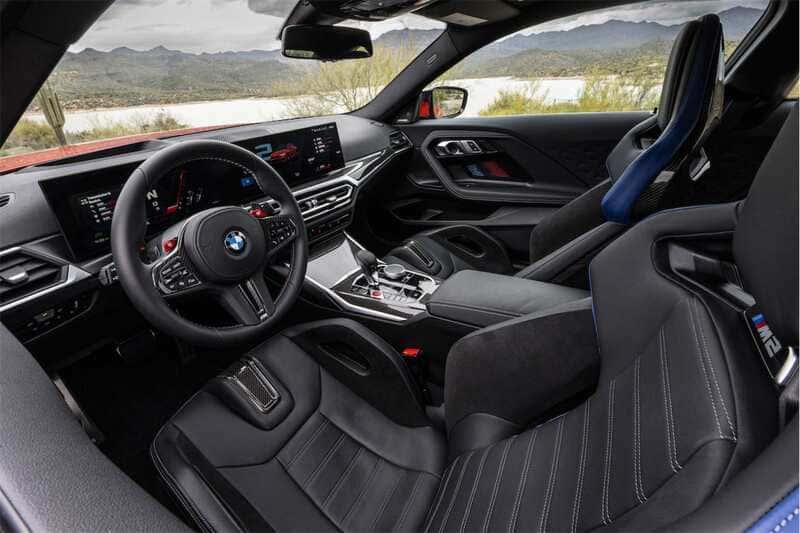 Bequeme Sportsitze, modernes Infotainment