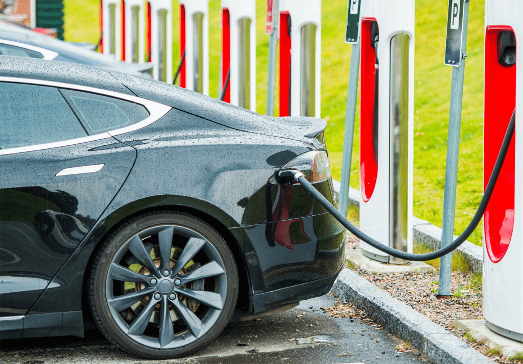 Tesla lädt am Supercharger