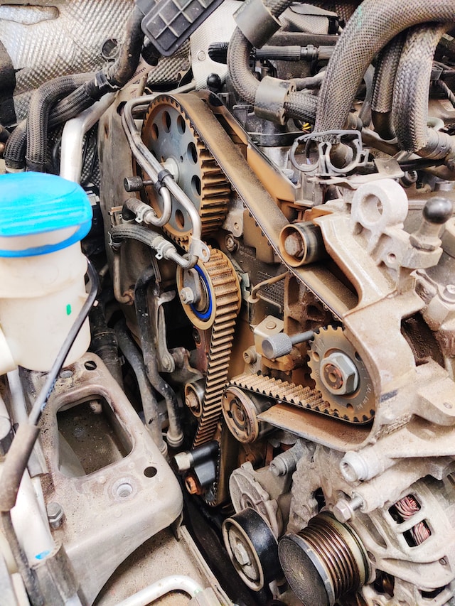 Länge und Komplexität eines Zahnriemens im Motor