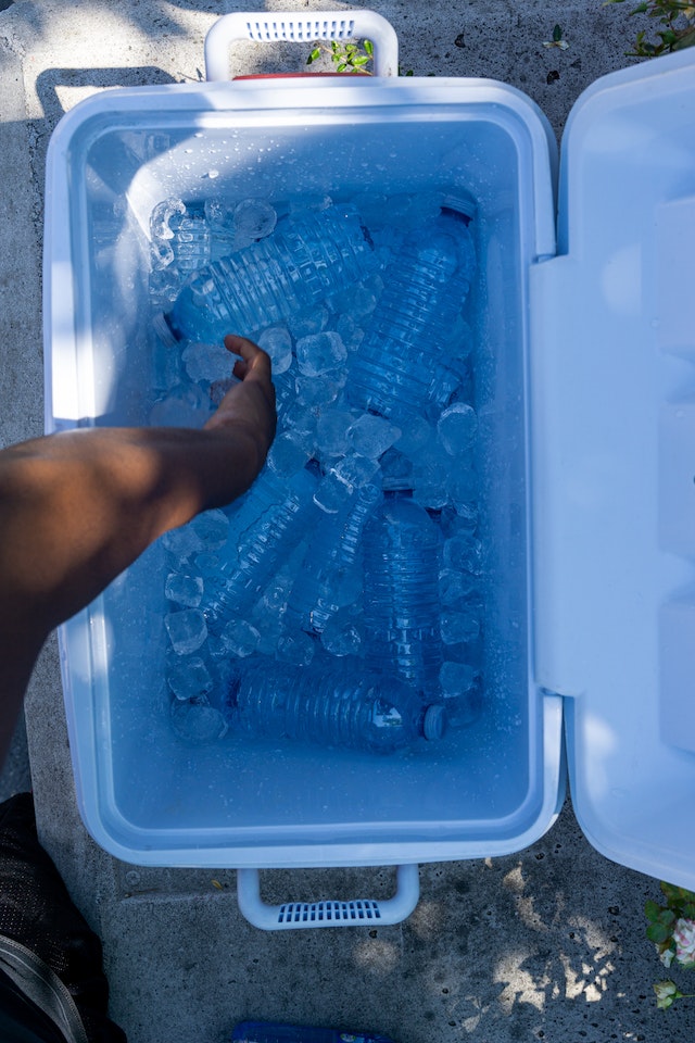 Kühlbox mit Wasserflaschen
